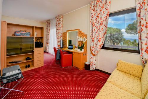 room detail thumbnail 1