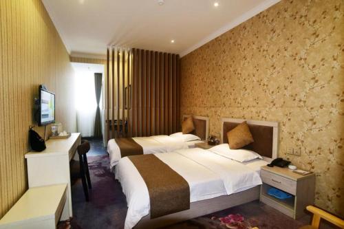 Chongqing Haoda Hotel Ideally located in the Shiqiaozhen area, Chongqing Haoda Hotel promises a relaxing and wonderful visit. Both business travelers and tourists can enjoy the propertys facilities and services. Service-m