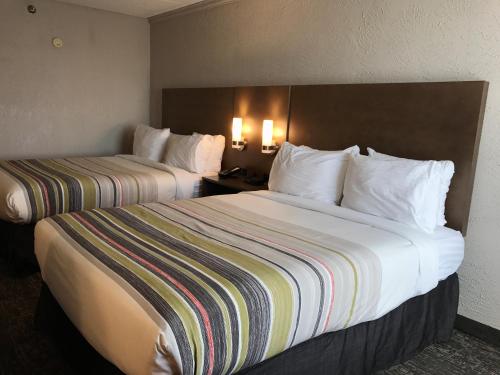 Country Inn & Suites by Radisson, Mt Pleasant-Racine West, WI