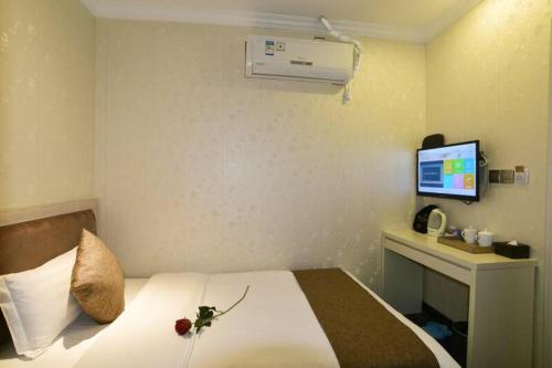 Chongqing Haoda Hotel Ideally located in the Shiqiaozhen area, Chongqing Haoda Hotel promises a relaxing and wonderful visit. Both business travelers and tourists can enjoy the propertys facilities and services. Service-m