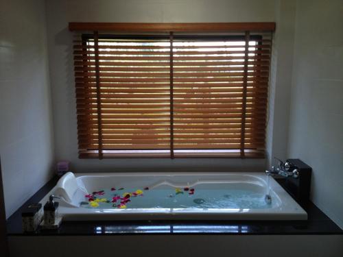 Bathroom, Khum Laanta Resort in Baan Klong Khong