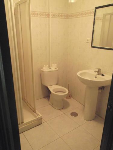 Single Room with Shared Bathroom image 8