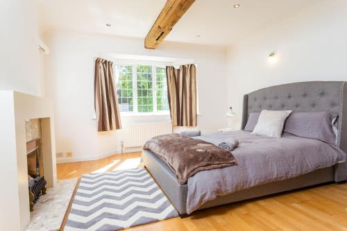 The Queen Edith Place - Lovely 6BDR Home in Secluded Area photo 3