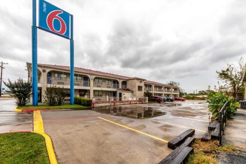 Motel 6 San Antonio, TX - Frost Bank Center - 출입구