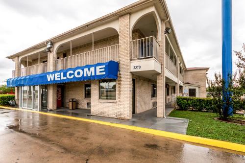 ทางเข้า, Motel 6 San Antonio, TX - Frost Bank Center near สวนพฤษชาติซานแอนโตนิโอ