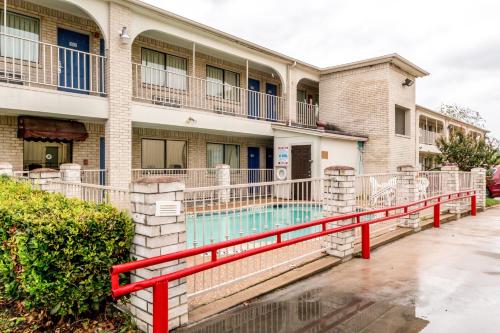 Motel 6 San Antonio, TX - Frost Bank Center - 수영장