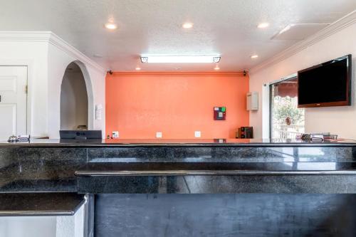 ล็อบบี้, Motel 6 San Antonio, TX - Frost Bank Center near สวนพฤษชาติซานแอนโตนิโอ