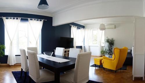 Cozy 2BR Apartment on Vitosha Blvd - next to NDK, Sofia (zdjęcie 2)