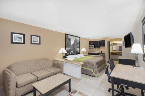 Super 8 by Wyndham McAllen-Downtown-Airport-LA Plaza Mall