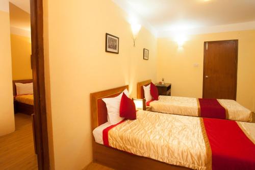 1 queen bed, 2 twin beds