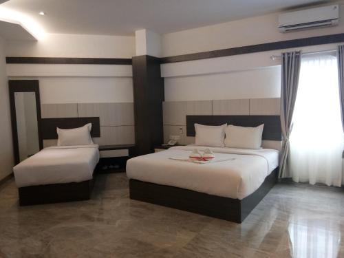 1 double bed, 1 twin bed