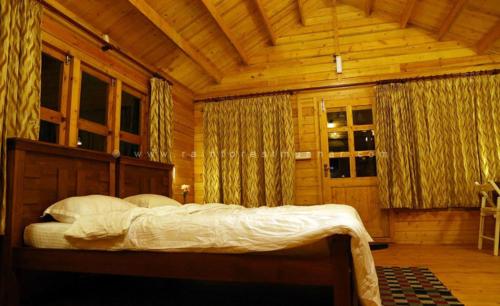 Rainforest Munnar Located in Mankulum, Rainforest Munnar is a perfect starting point from which to explore Munnar. Offering a variety of facilities and services, the property provides all you need for a good nights sl