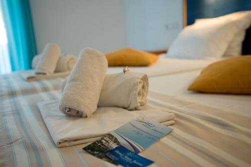 2 twin beds