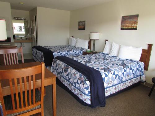 Queen Room with Pool View
