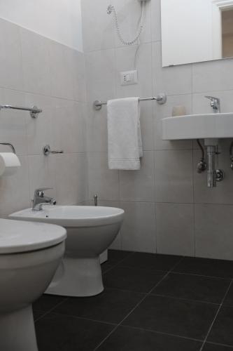 Deluxe Double Room with Balcony image 1
