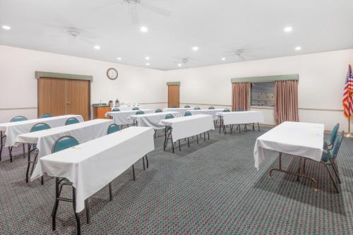 Days Inn by Wyndham Alpena - image 4
