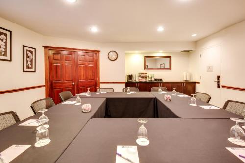 The Andrew Hotel - image 3