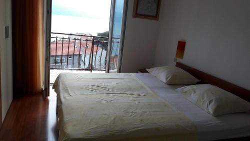 Three-Bedroom Apartment with Terrace and Sea View image 1
