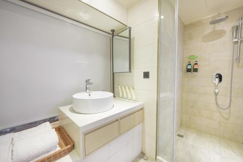 Standard Quadruple Room image 2