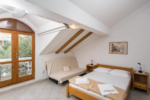 1 queen bed, 1 sofa bed