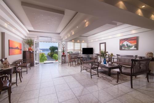 Shared lounge/TV area, Sun Rise Hotel in Ammouliani