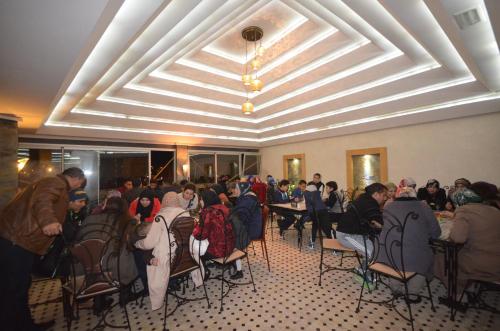 레스토랑, Hôtel-Café-Restaurant Pyramides, (Hotel-Cafe-Restaurant Pyramides,) in 타자