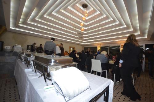 레스토랑, Hôtel-Café-Restaurant Pyramides, (Hotel-Cafe-Restaurant Pyramides,) in 타자