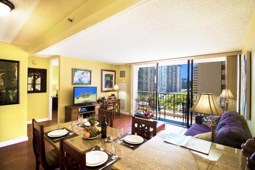 Waikiki Sunset, 5 Min to Beach with Mountain Views and Free Parking