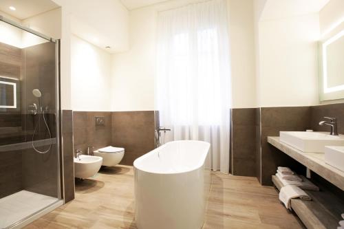 Suite with Balcony image 7