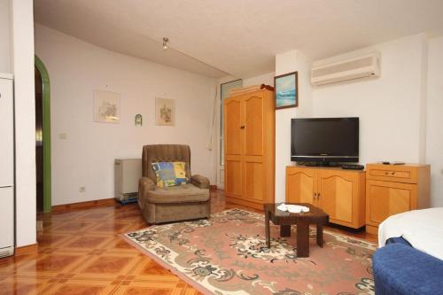 One-Bedroom Apartment with Terrace and Sea View image 2