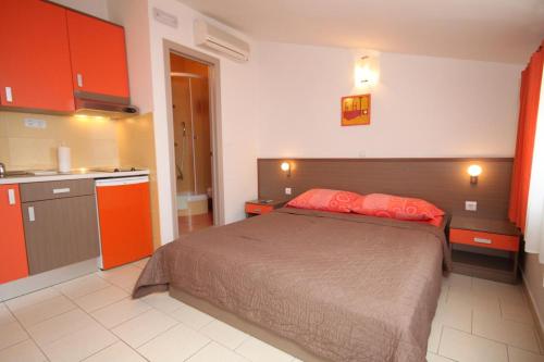 Apartments with a parking space Tucepi Makarska - 6657 - main image