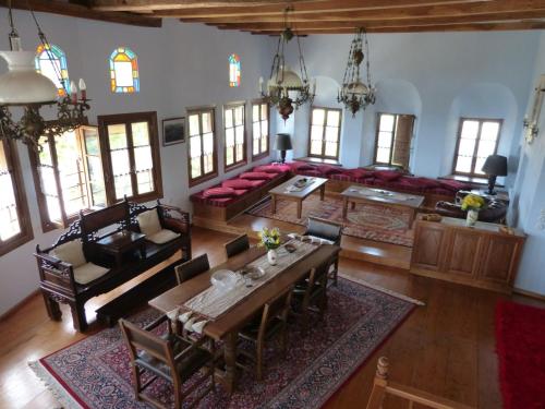 Közös társalgó / TV, Ta Xelidonakia in Pinakates