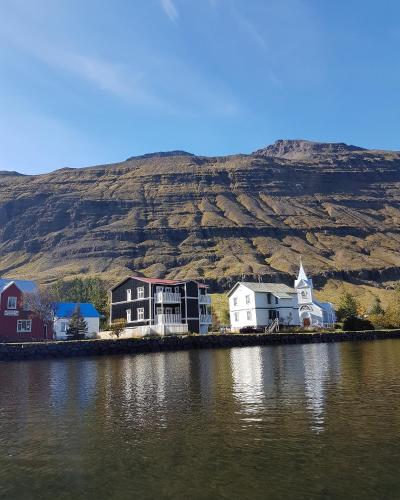 Við Lónið Guesthouse (Við Lonið Guesthouse) in Сейдісфірді