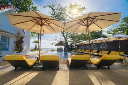 Swimming pool, Ocean Breeze Resort in Khao Lak