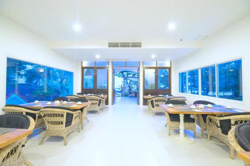 Restaurant, Ocean Breeze Resort in Khao Lak