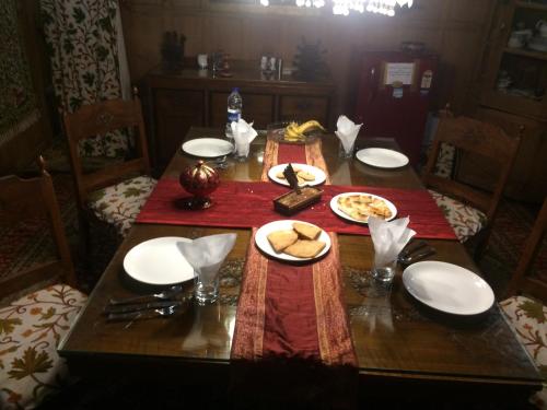 Akbar Group Of Heritage Houseboats In Srinagar Trabber Hotels - 