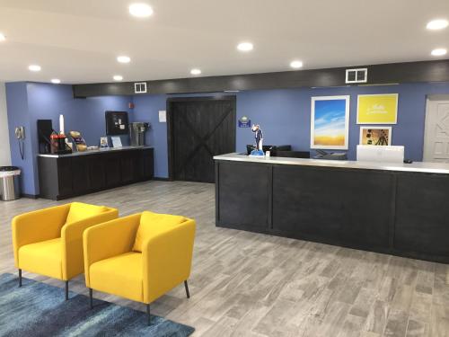 Days Inn & Suites by Wyndham Cincinnati North