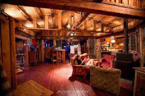 Nightclub, Auberge/Chalet Griffon Aventure in Jersey Cove (QC)
