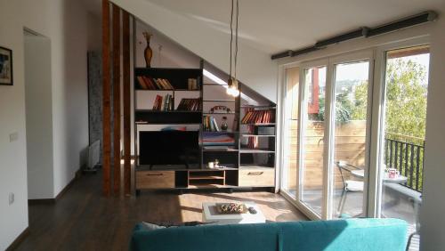 

Rooftop Apartment near Town centre - Brand New