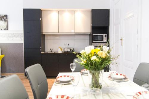 Luxury 2BR Apt by the Synagogue - image 4