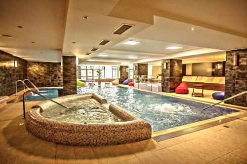 สระว่ายน้ำ, Hotel Escalade in โปไอนาบราซอฟ