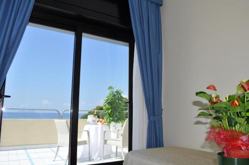 Grand Hotel La Playa - image 9