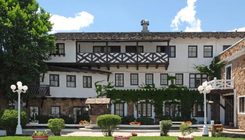 Historic El Rancho Hotel - main image