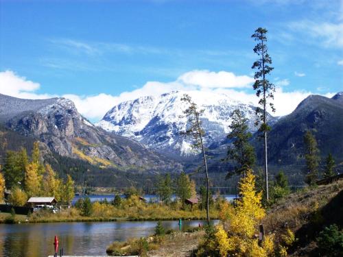 Western Riviera Lakeside Lodging