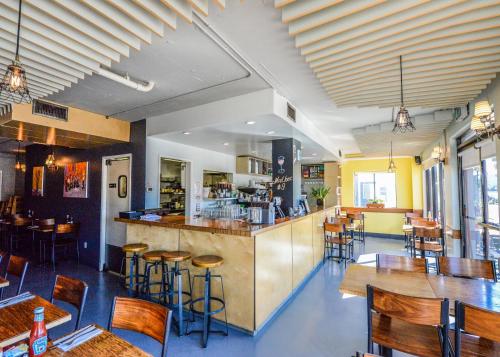 Restaurant, Travelodge by Wyndham Culver City in Culver City