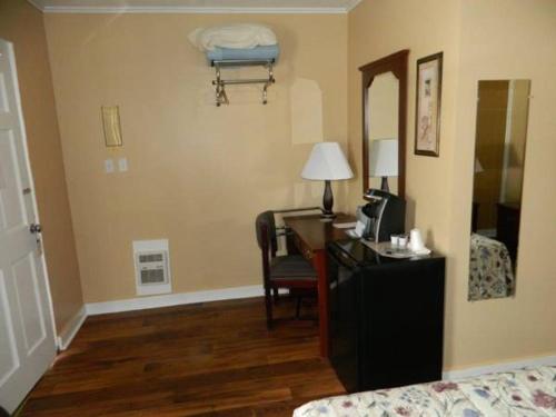 Belle Isle Motel - image 9