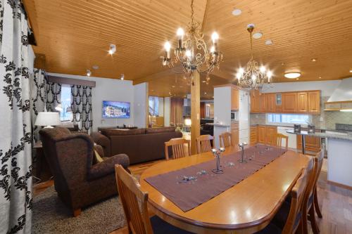 Kitchen, Vuokatin Aateli Villa Tsaari in Sotkamo