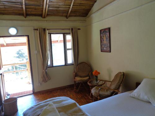 room detail thumbnail 2