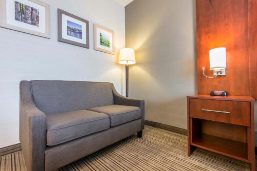 2 queen beds, 1 sofa bed