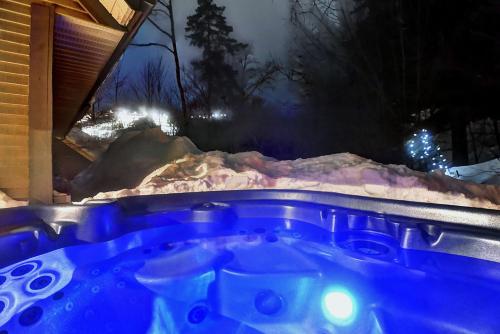 Hot tub, Chalets Alpins - 16 Chemin des Skieurs in Stoneham (QC)